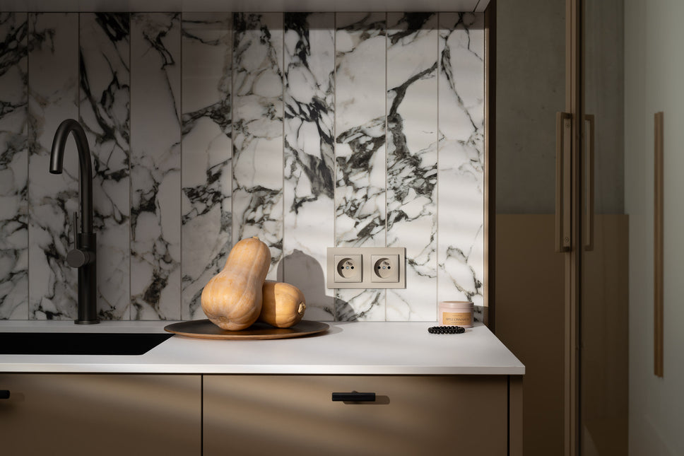 Kynda Light Stopcontact met penaarde - Inbouw | Taupe